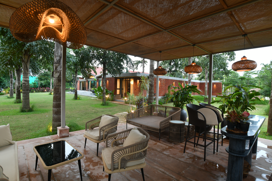 Covered lounge patio at SilverOak